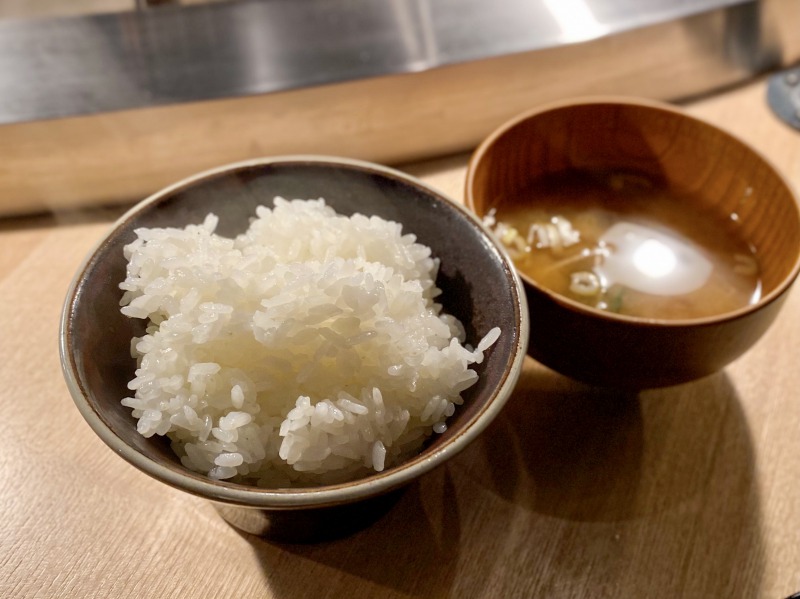 挽肉と米 渋谷店の炊きたてご飯と味噌汁