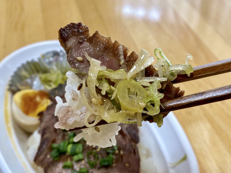 浜田山の串焼きおついちの厚切り牛タン丼を食べるところ