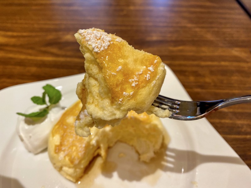 むさしの森珈琲浜田山店のリコッタパンケーキ＋メイプルソースを食べるところ