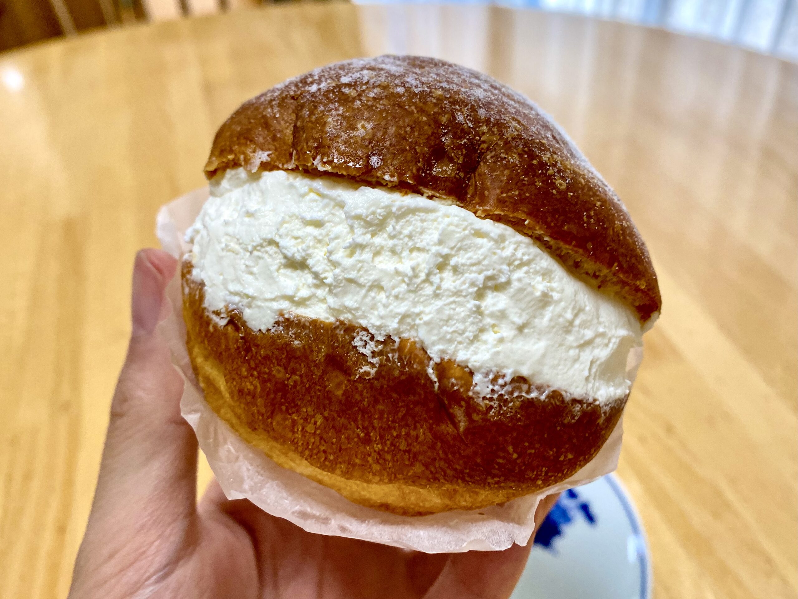 溢れ出すクリーム アンテンドゥ高井戸店のマリトッツォを食べた 高井戸ランチブログ 溢れ出すクリーム アンテンドゥ高井戸店のマリトッツォを食べた 高井戸ランチブログ