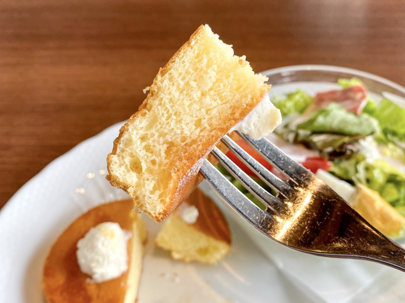 星野珈琲店高井戸店のサラダ＆パンケーキのパンケーキを食べるところ
