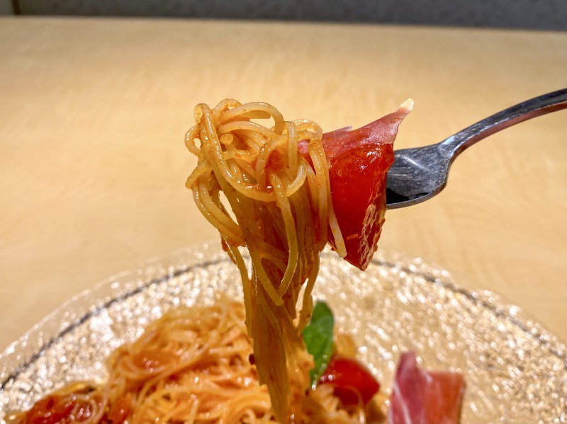 不二家レストラン西永福店の冷製カッペリーニを食べるところ（トマトと生ハムプラス）