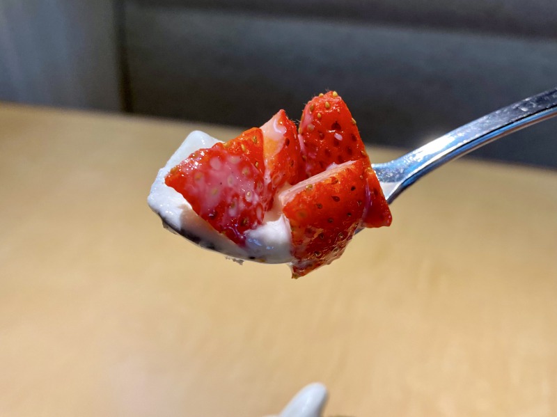 不二家レストラン西永福店の苺ミルキーソフトクリームを食べるところ