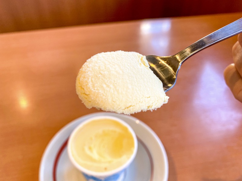 幸楽苑杉並高井戸店の濃厚バニラアイスクリームを食べるところ