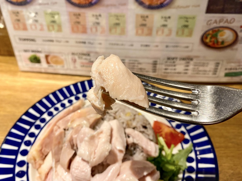 海南鶏飯本舗のカオマンガイのむね肉を食べるところ