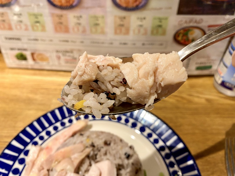 海南鶏飯本舗のカオマンガイ(十五穀米)を食べるところ