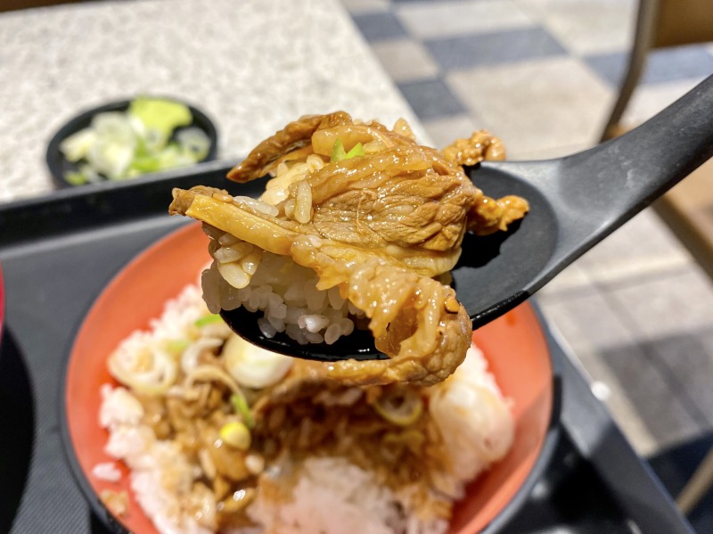 富士そば 浜田山店の日替わりセットの焼肉丼を食べるところ