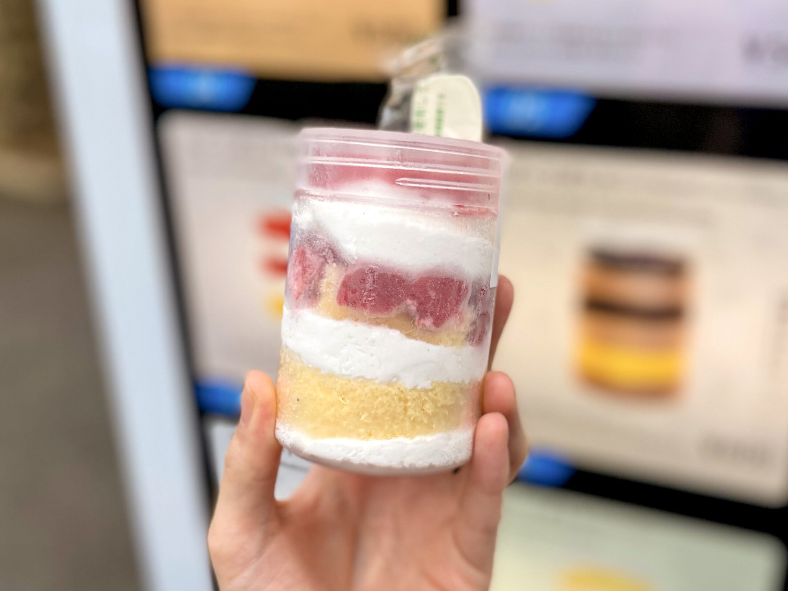 不二家 西永福店の冷凍自販機とスイーツボトル(ショートケーキ)