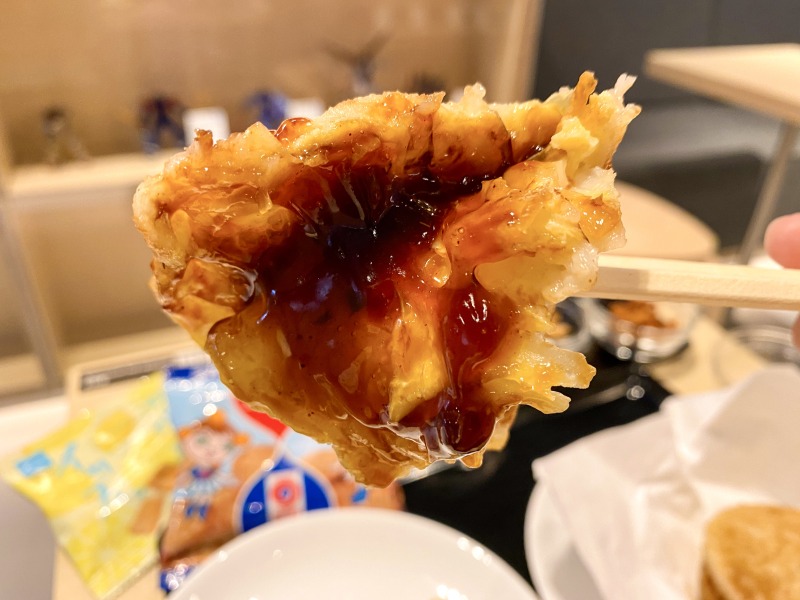 SHIBUYA TSUTAYAで食べたキャベツ焼を食べるところ
