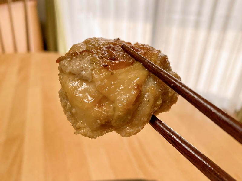 本格タイ焼き鳥 チャチャイのガイヤーンを食べるところ