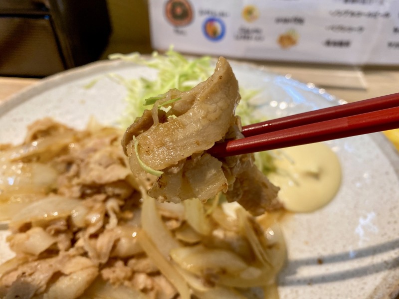 ごはんやぐぅすけの豚肉のしょうが焼きを食べるところ