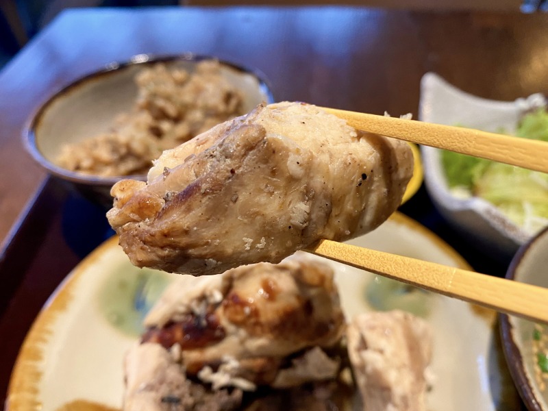 まあさんどうのまあさんチキンを食べるところ