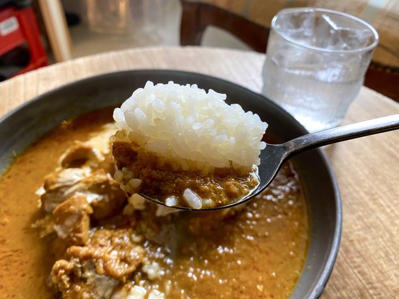 永福町の22CAFEのスパイスチキンカレーを食べるところ