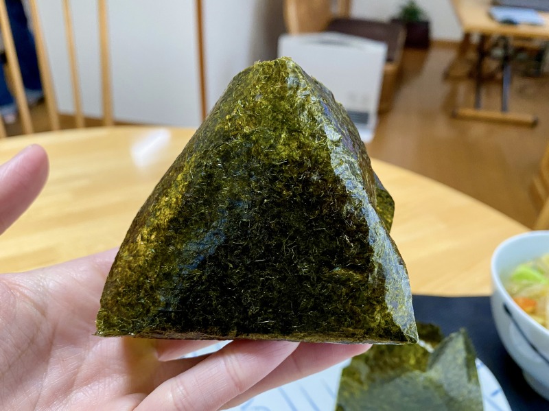 ファミリーマートのぼんご監修 手巻 肉そぼろ（卵黄ソース）の全体