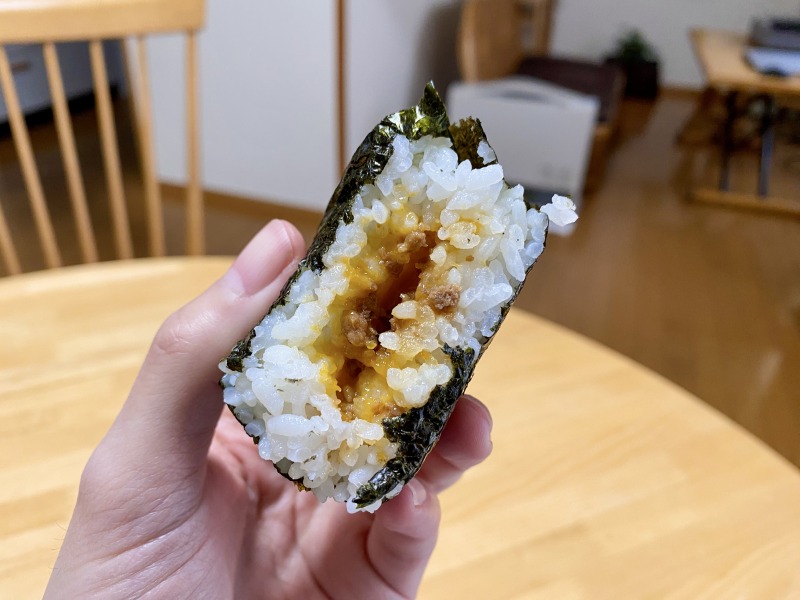 ファミリーマートのぼんご監修 手巻 肉そぼろ（卵黄ソース）の断面