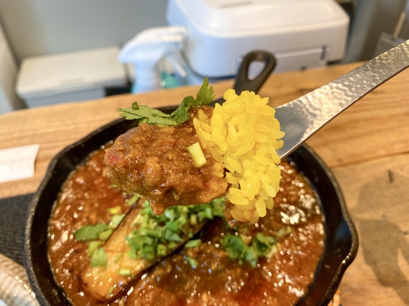 スパイスコウカのナスキーマカレーを食べるところ