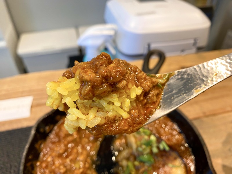 スパイスコウカのナスキーマカレーのホアジャオをかけたカレー