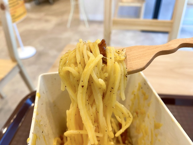 ハローパスタ杉並宮前店のカルボナーラを食べるところ