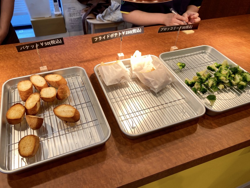 ハローパスタ杉並宮前店のバゲットとポテトとブロッコリー