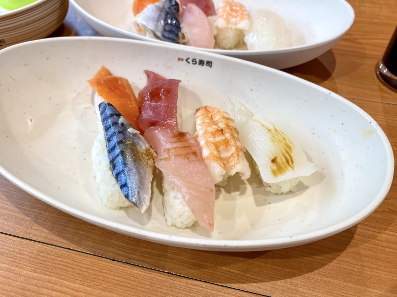 くら寿司のビッくらポン厳選6貫を食べるところ