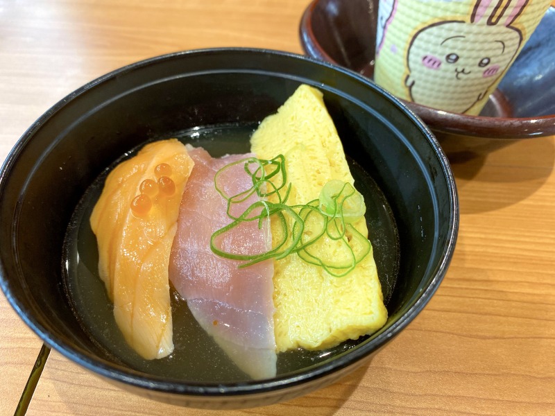 湧きドコロごはんのお寿司茶漬けを食べるところ