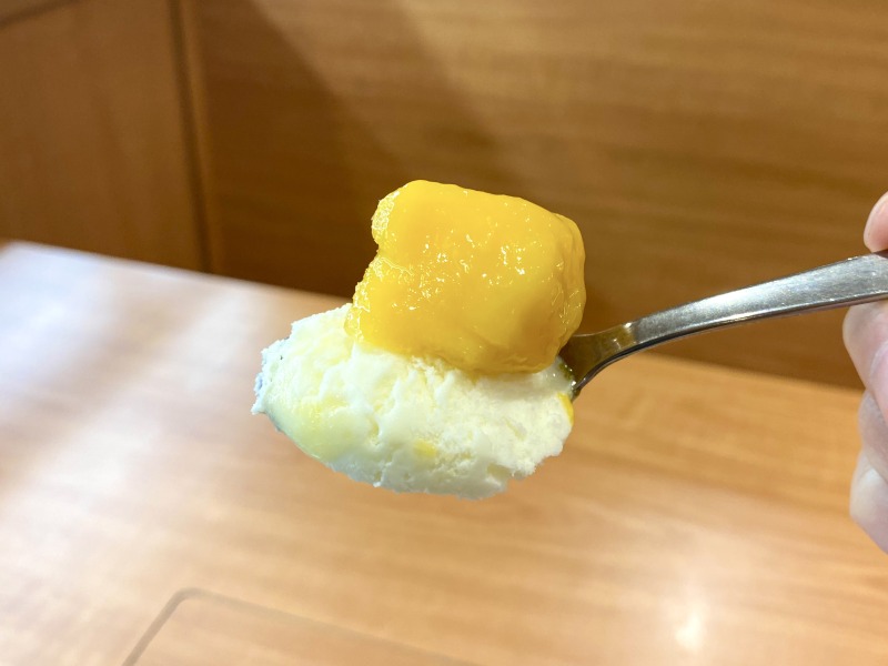 別腹ちょこっと トロピカルマンゴーパフェを食べるところ