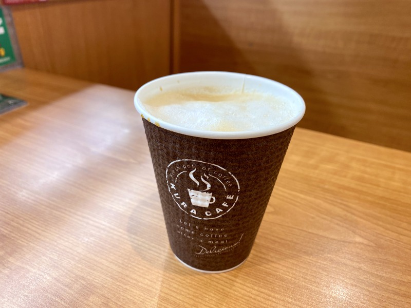 くら寿司のホットラテを飲むところ