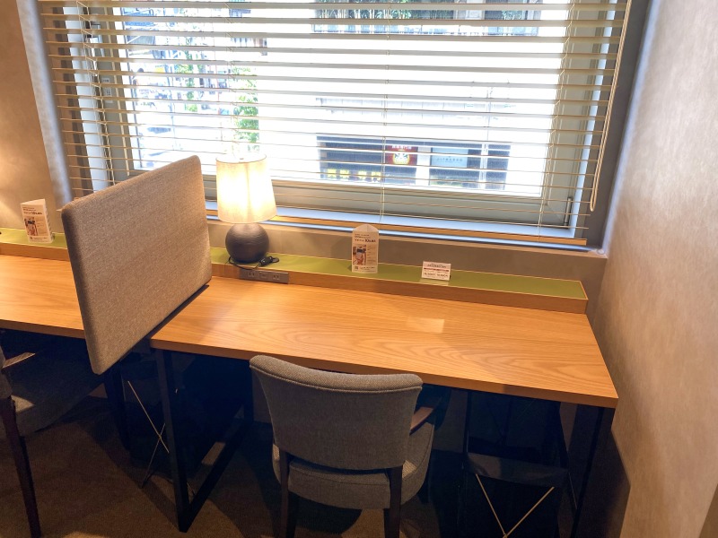 SHARE LOUNGE Olive LOUNGE 都立大学駅前の窓際の席