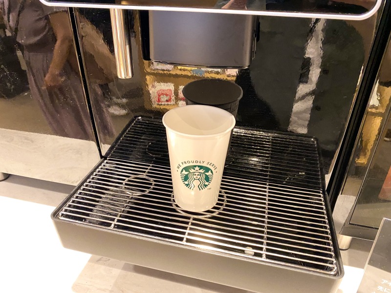 SHARE LOUNGE Olive LOUNGE 都立大学駅前のカフェラテを入れているところ