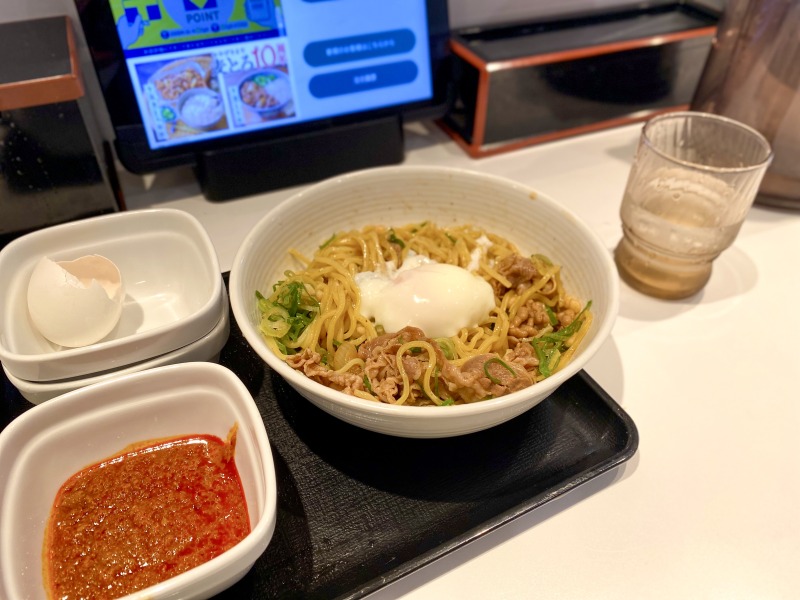 吉野家の牛玉スタミナまぜそばに卵投入