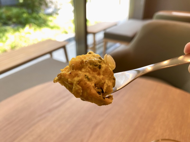 荻外荘展示棟のかぼちゃサラダを食べるところ