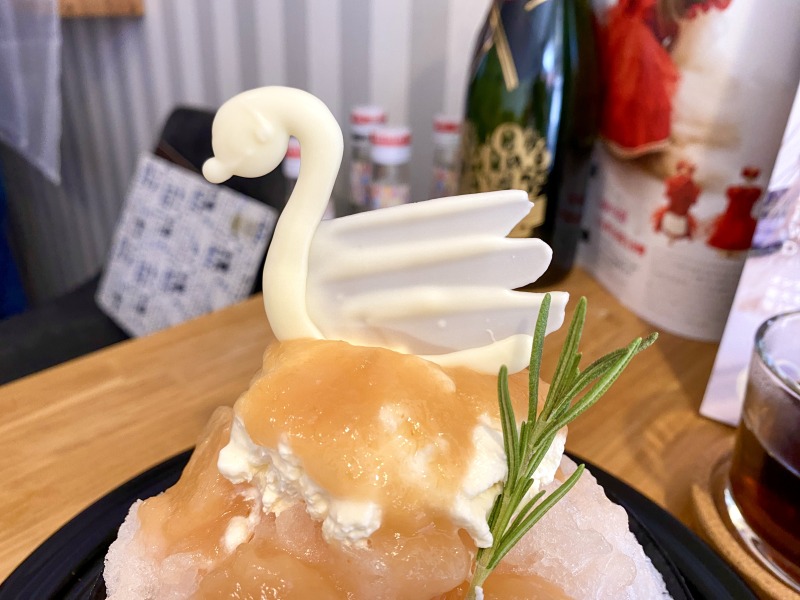吉祥寺の吉氷の桃のかき氷_スワンの部分