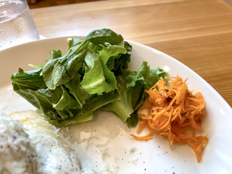 くらもとカフェのチーズたっぷり半熟卵のクロックマダムの野菜類