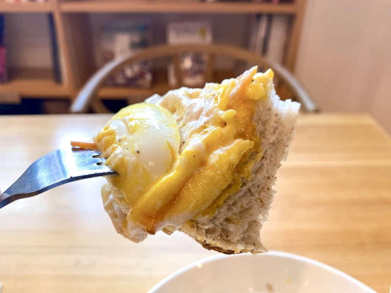 くらもとカフェのチーズたっぷり半熟卵のクロックマダムを食べるところ