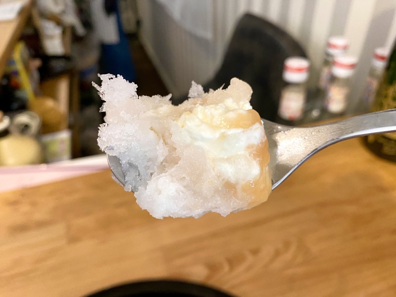 吉祥寺の吉氷の桃のかき氷を食べるところ（エスプーマ）