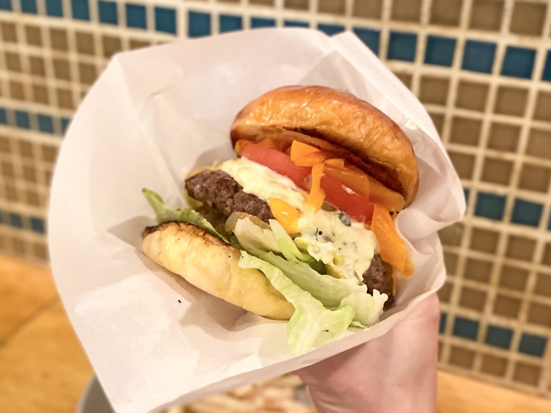 しましまのしましまバーガーを食べるところ