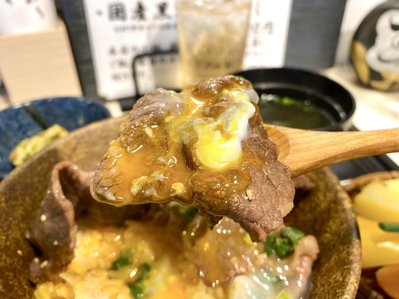 肉割烹 心の和牛すき焼き丼を食べるところ