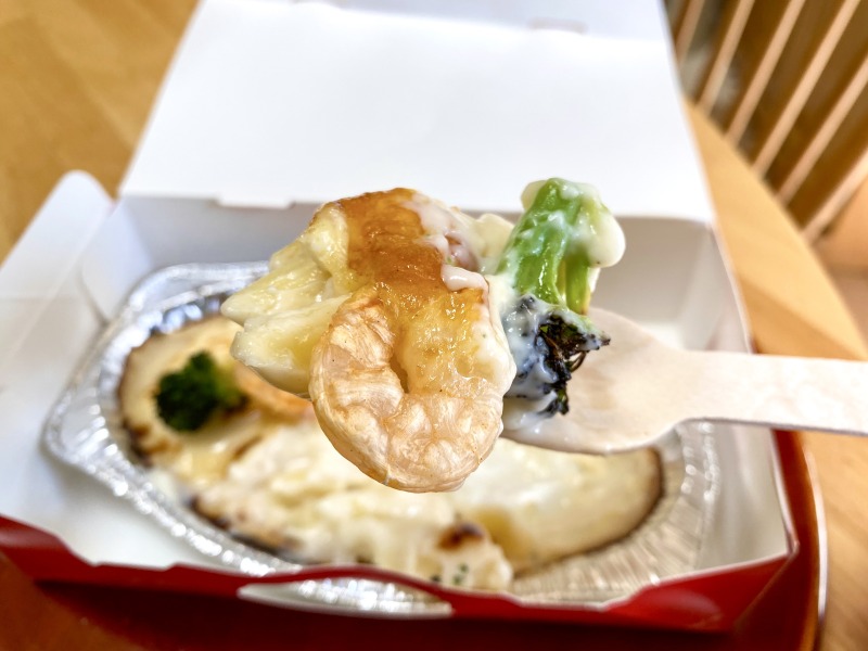ピザハットのぷりぷり海老のグラタンを食べるところ