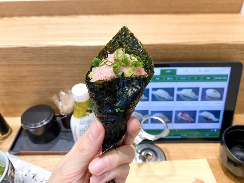 すしの美登利高井戸店のねぎとろを食べるところ