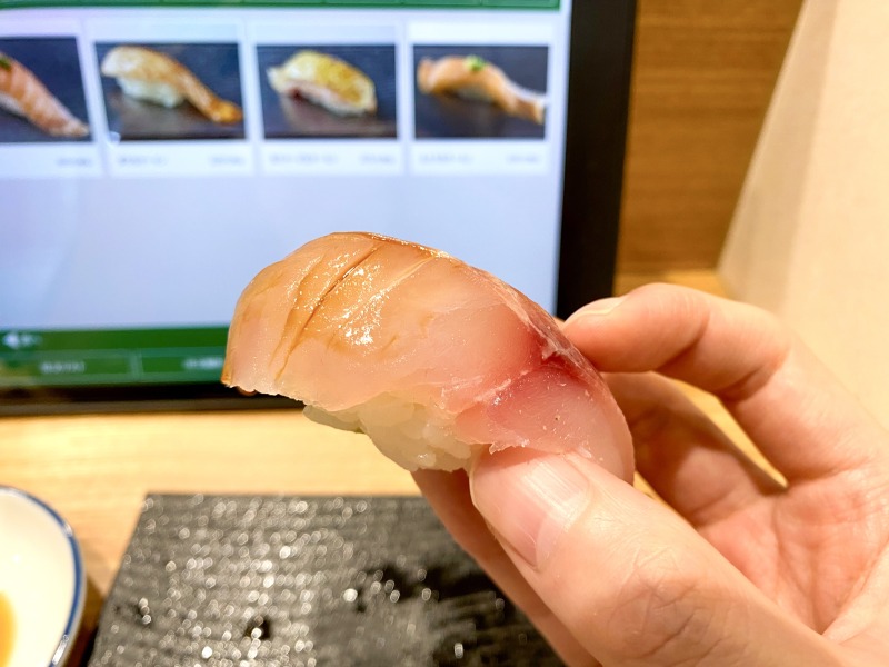 すしの美登利高井戸店のイサキを食べるところ