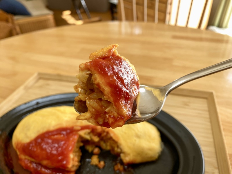 極味オムライス Cest bon(セボン)のケチャップソース クラシックオムライスを食べるところ
