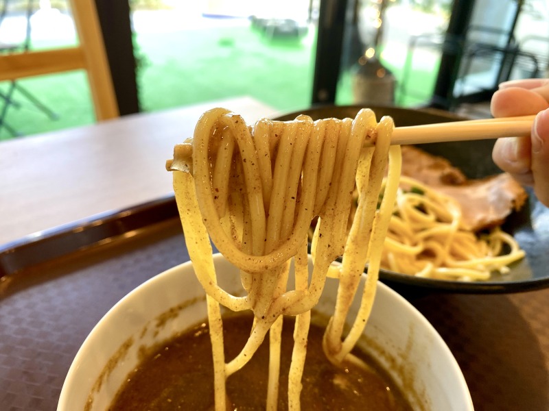ハローパスタ杉並宮前店の濃厚魚介つけ麺パスタを食べるところ