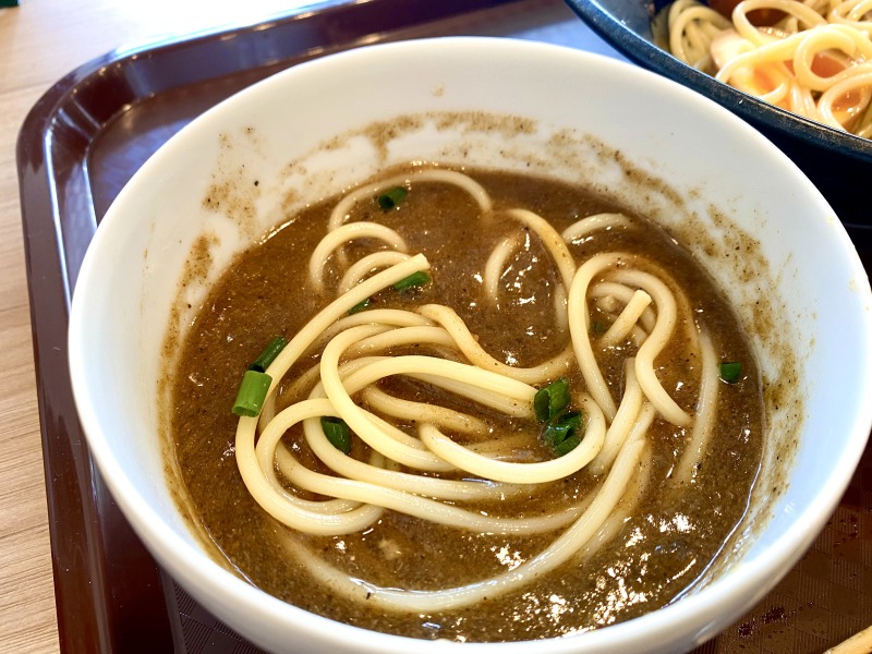 ハローパスタ杉並宮前店の濃厚魚介つけ麺パスタ、つけ汁に麺をつけたところ