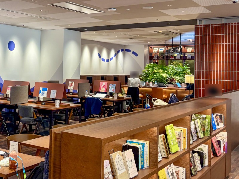 シェアラウンジキラリナ京王吉祥寺の内観（テーブル席）