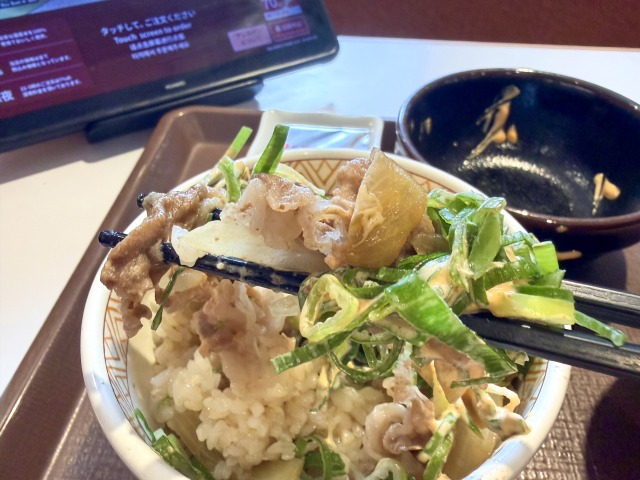 すき家の牛丼ミニプラスねぎ明太を食べるところ