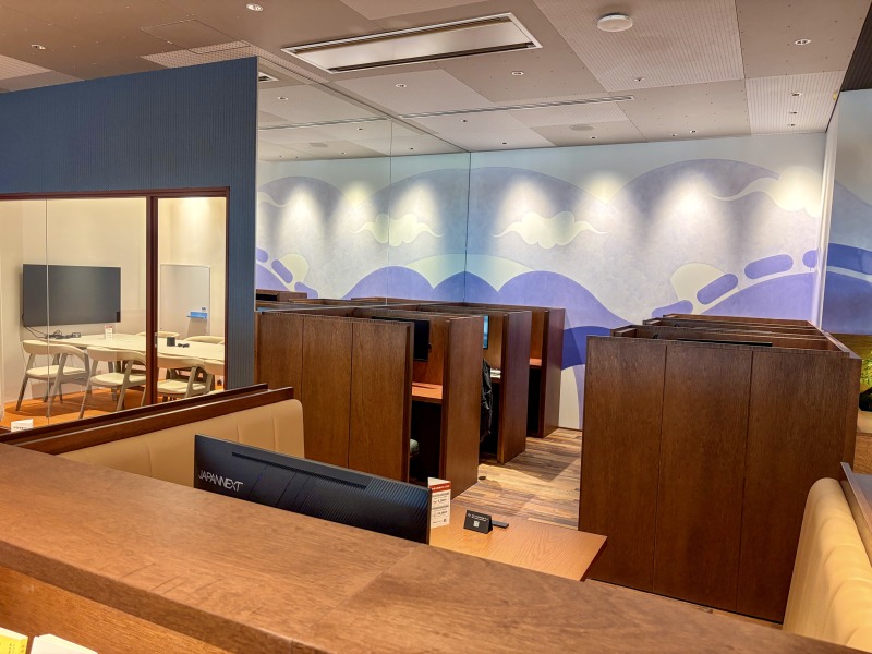 シェアラウンジキラリナ京王吉祥寺の内観（半個室とミーティングルーム）