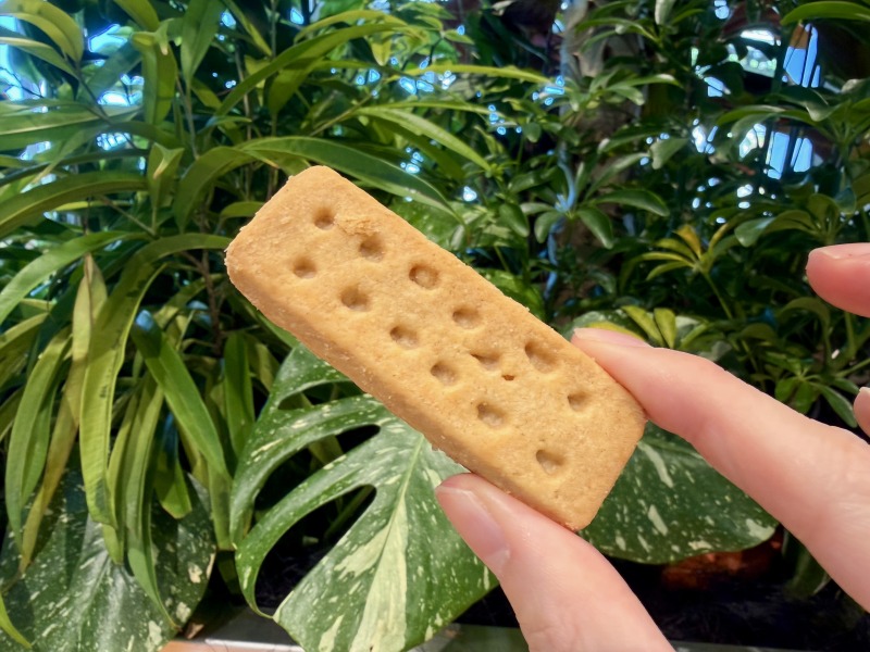 シェアラウンジキラリナ京王吉祥寺のウォーカーのショートブレッドを食べるところ