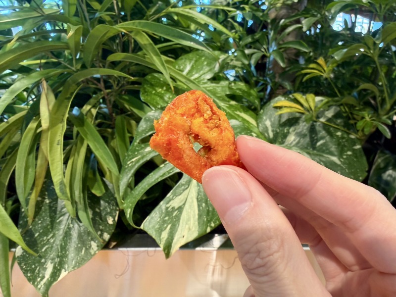 シェアラウンジキラリナ京王吉祥寺のベジチップス トマトを食べるところ