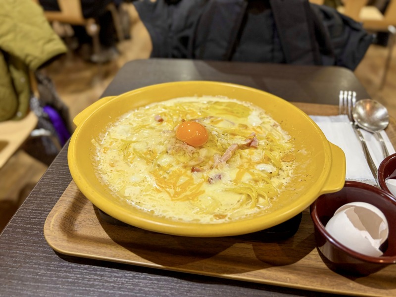 卵黄を乗っけたとろける7種のチーズカルボ