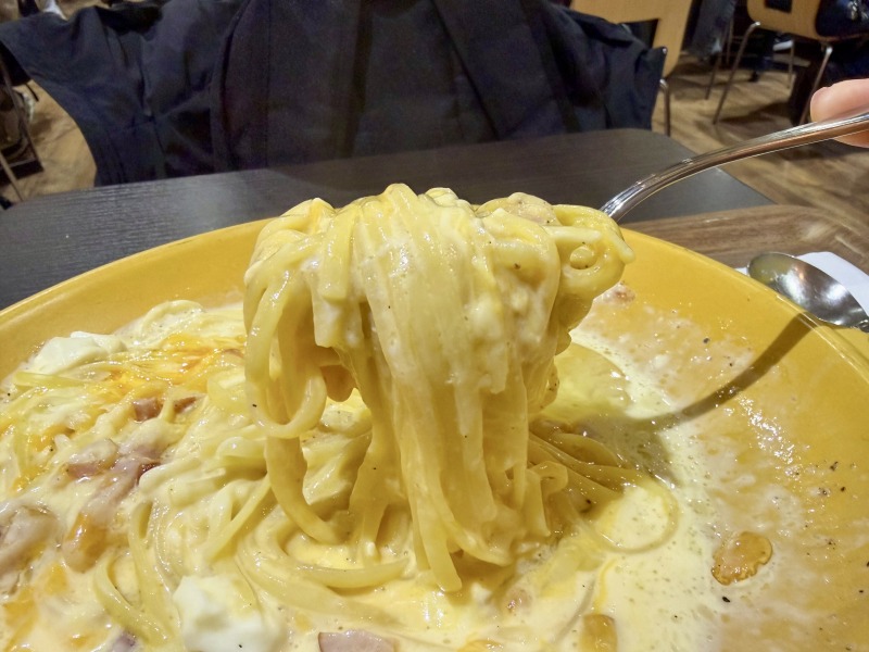 とろける7種のチーズカルボを食べるところ